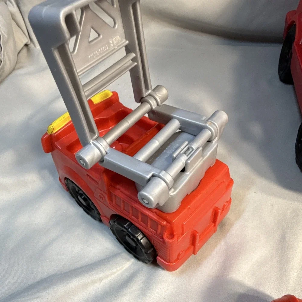 Fisher-Price Little People Fire Truck & Ladder Truck w/ 2 Figures M0127 2012